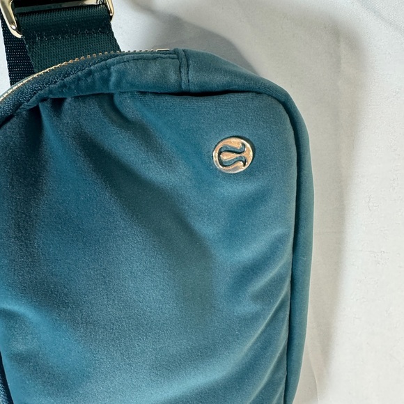 LULULEMON EVERYWHERE BAG 1L green velvet NWOT - Picture 2 of 9